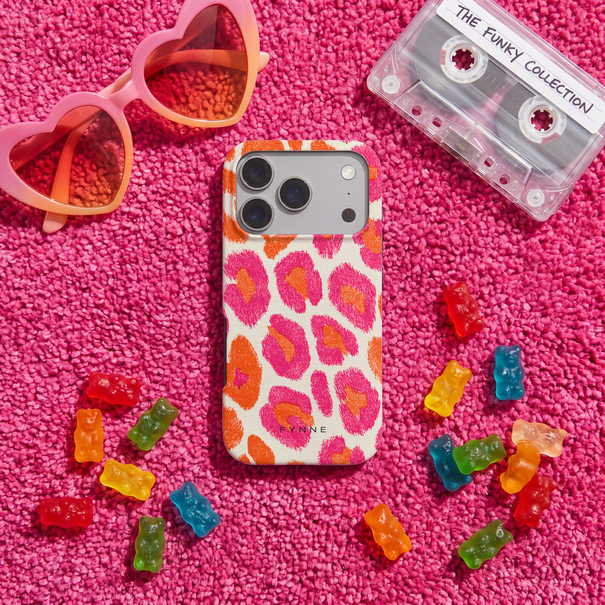 Neon Luipaardvlekken hoesje op een iPhone 17 Pro, uit The Funky Collection