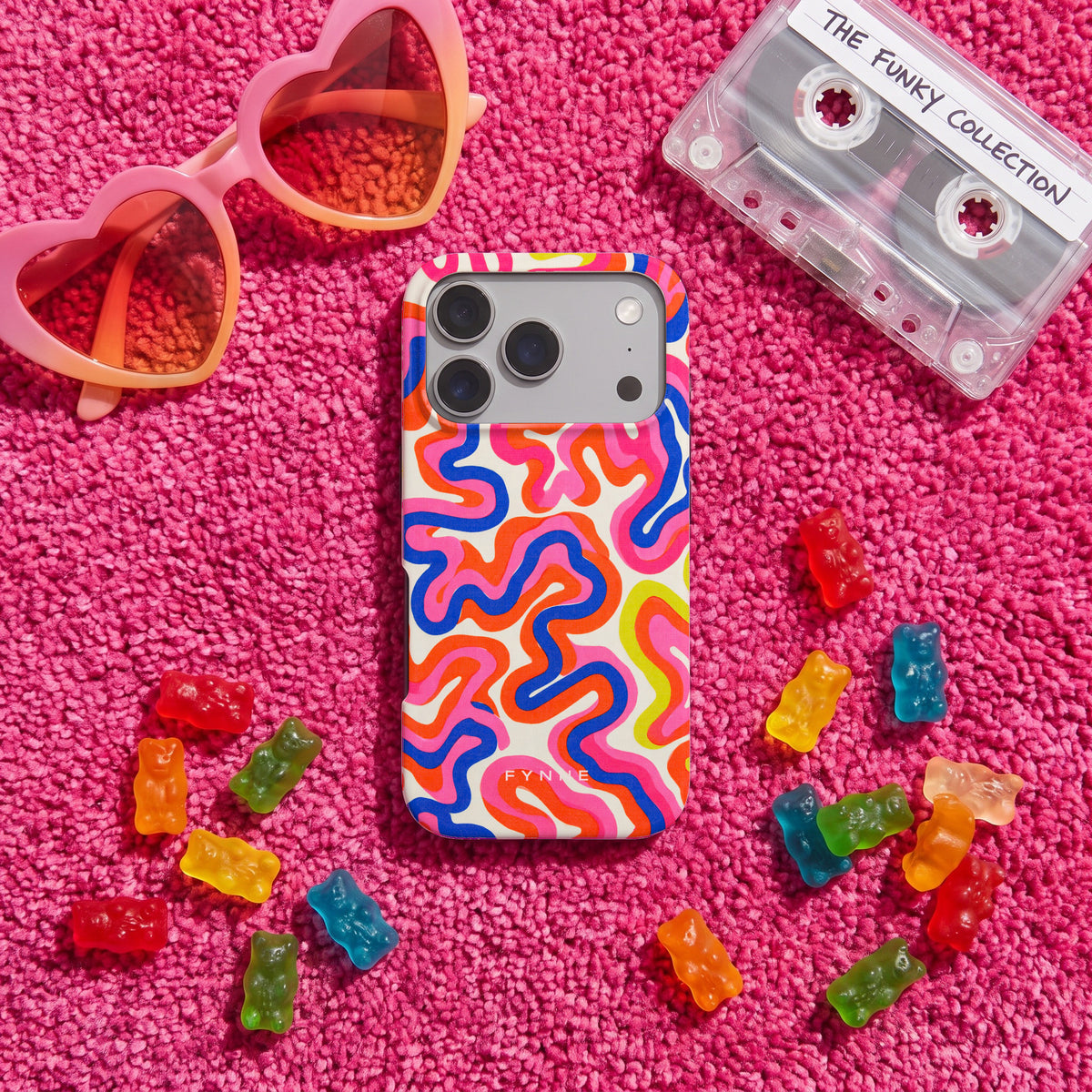 Neon Kronkels hoesje op een iPhone 17 Pro, uit The Funky Collection