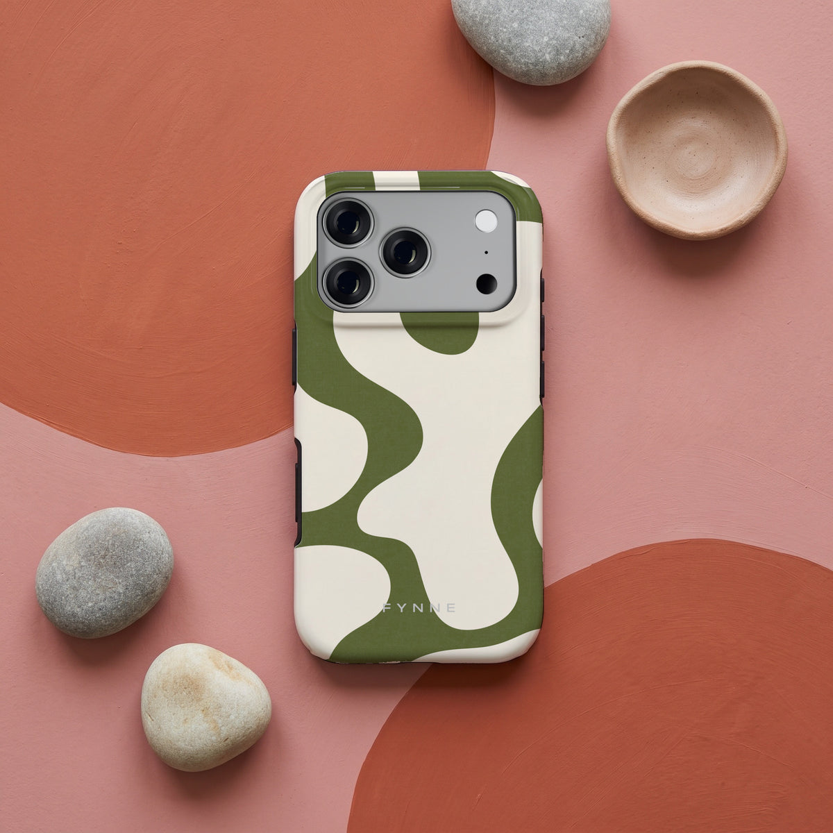 Olijfvlekken hoesje op een iPhone 17 Pro, uit The Duo Collection
