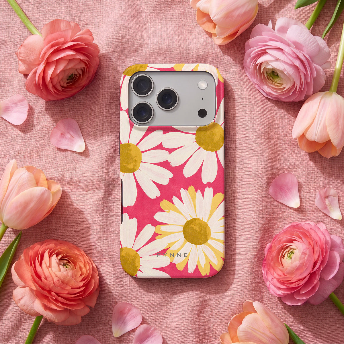 Geschilderde madeliefjes hoesje op een iPhone 17 Pro, uit The Flower Collection