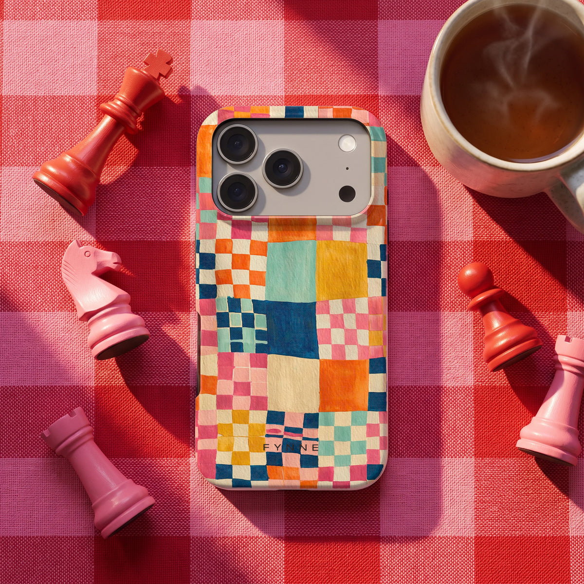Geschilderd Patchwork hoesje op een iPhone 17 Pro, uit The Chess Collection