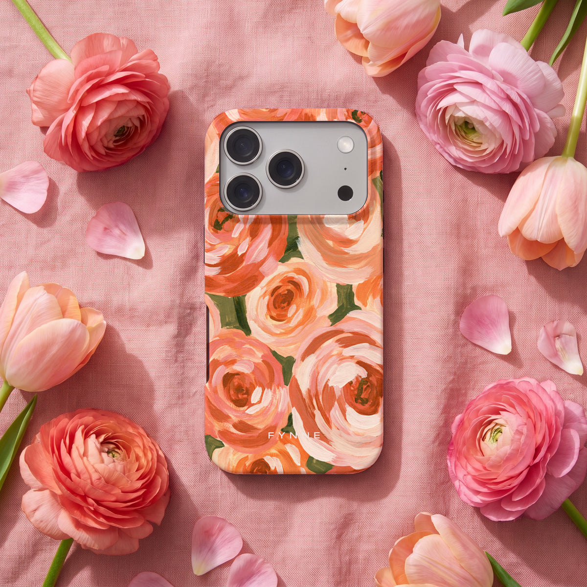 Geschilderde perzikrozen hoesje op een iPhone 17 Pro, uit The Flower Collection