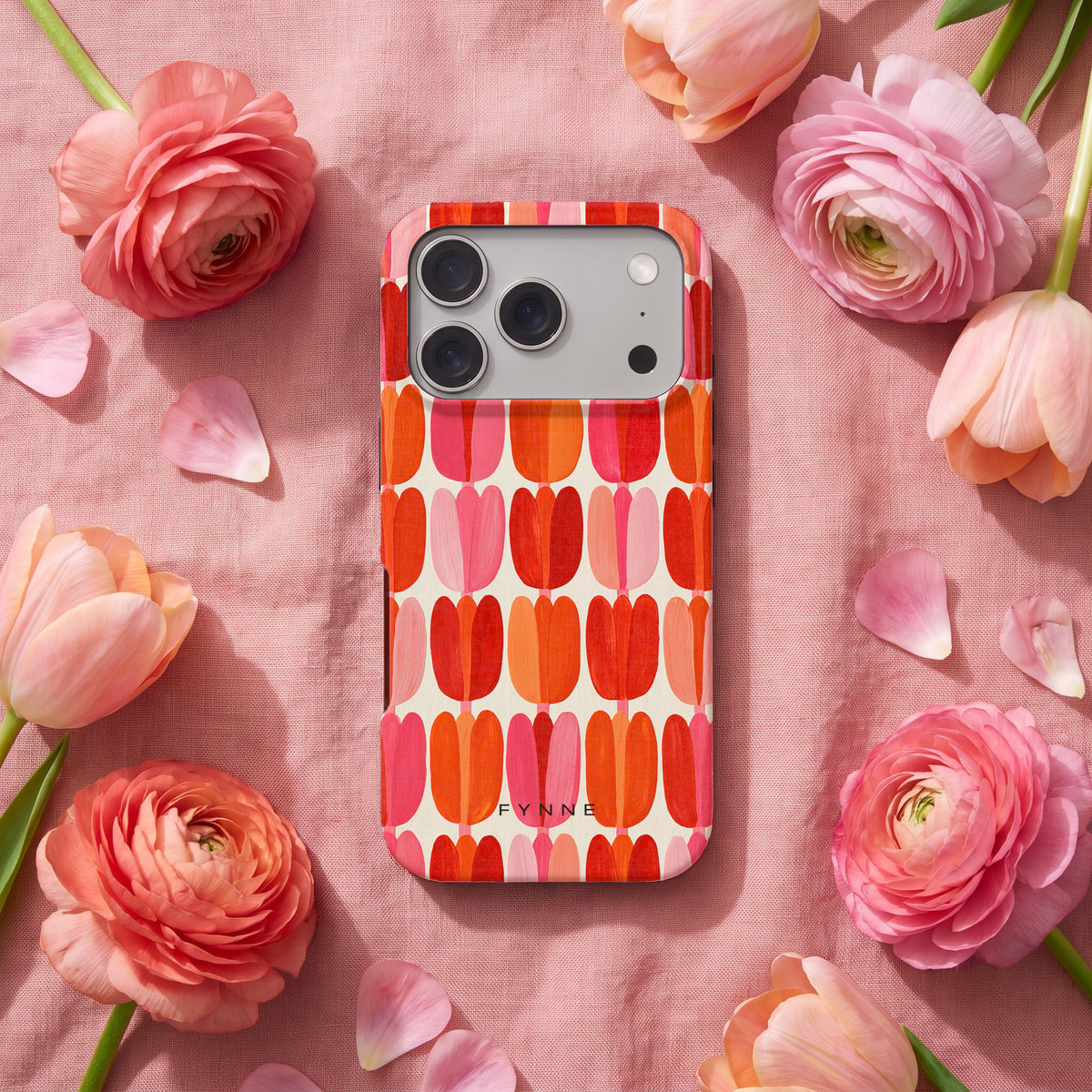 Geschilderde tulpenrijen hoesje op een iPhone 17 Pro, uit The Flower Collection