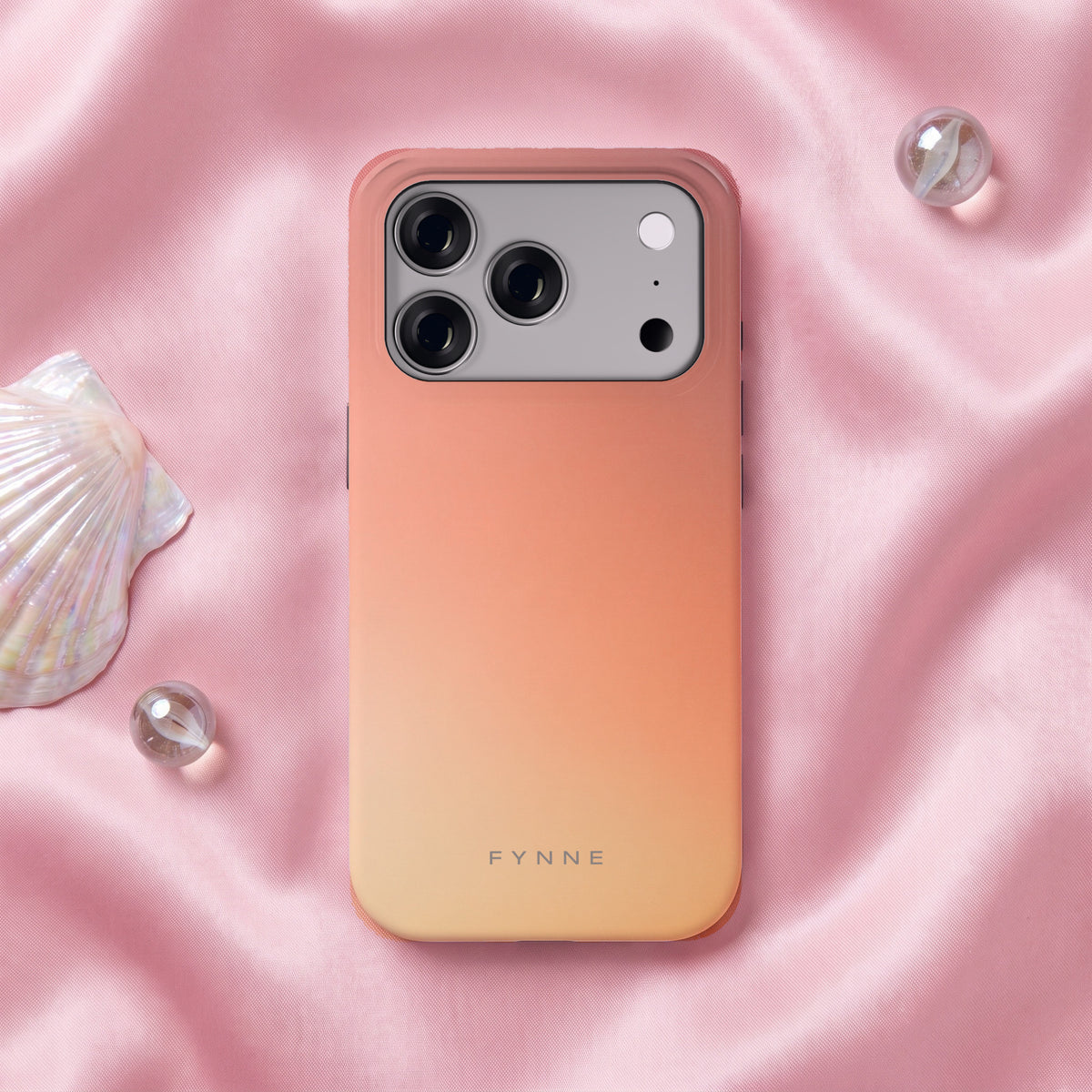 Perzikmist hoesje op een iPhone 17 Pro, uit The Dream Collection