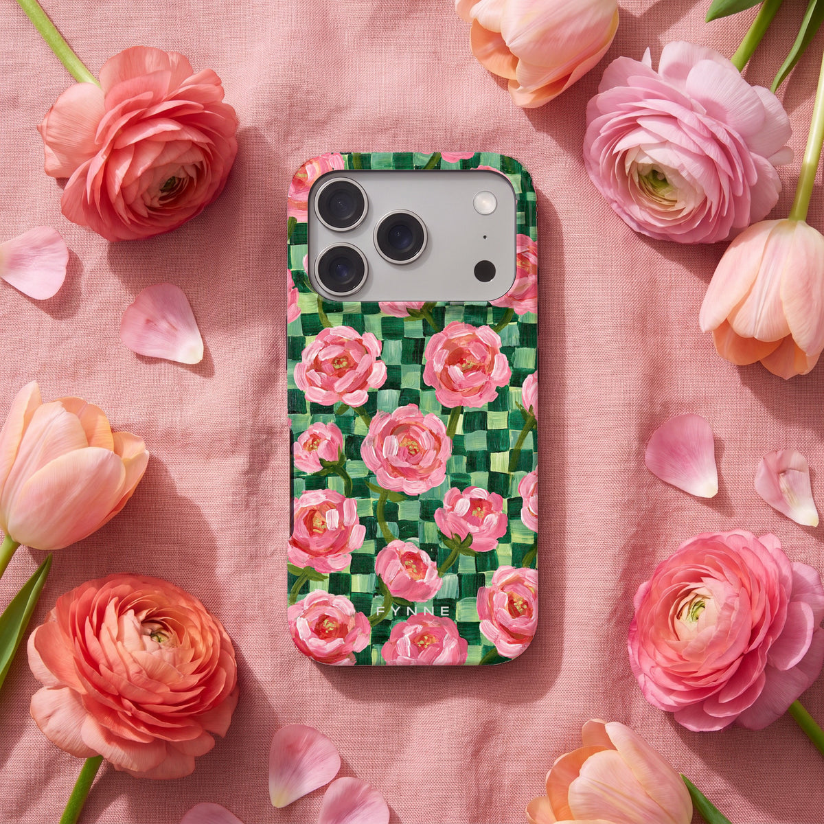 Pioenen op groene ruitjes hoesje op een iPhone 17 Pro, uit The Flower Collection