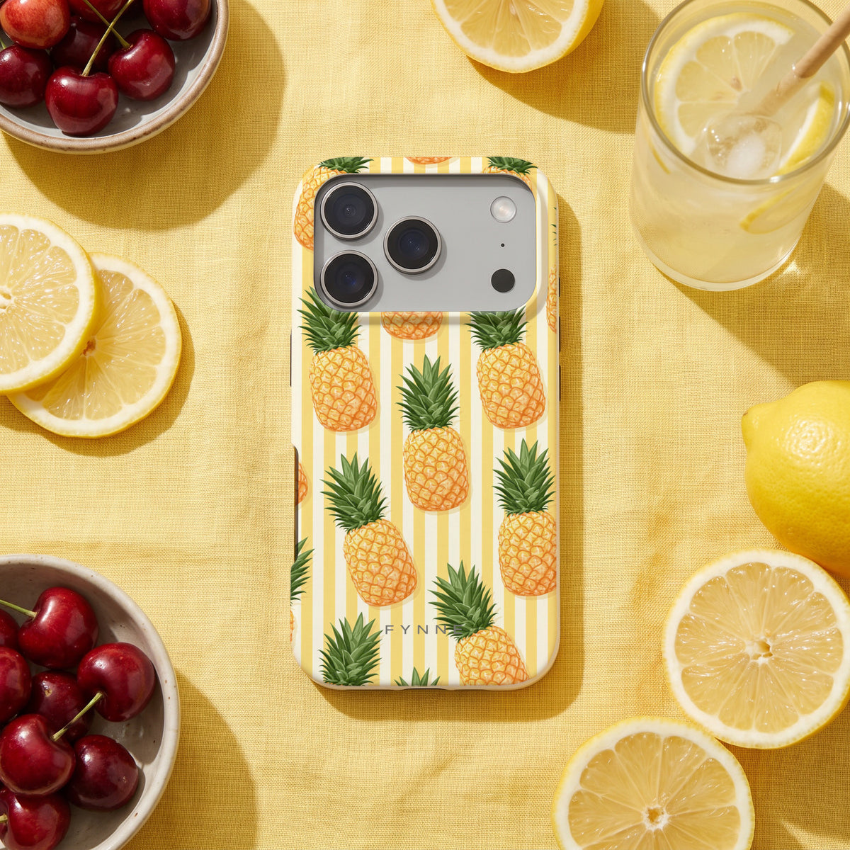 Ananas Strepen hoesje op een iPhone 17 Pro, uit The Fruit Collection