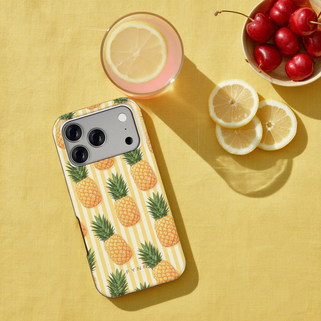 Ananas Strepen hoesje op een iPhone 17 Pro, uit The Fruit Collection