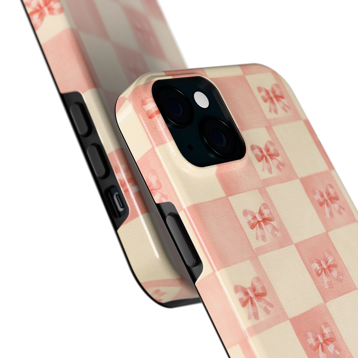 Roze strikjesgeruit hoesje voor iPhone 15 Plus, close-up