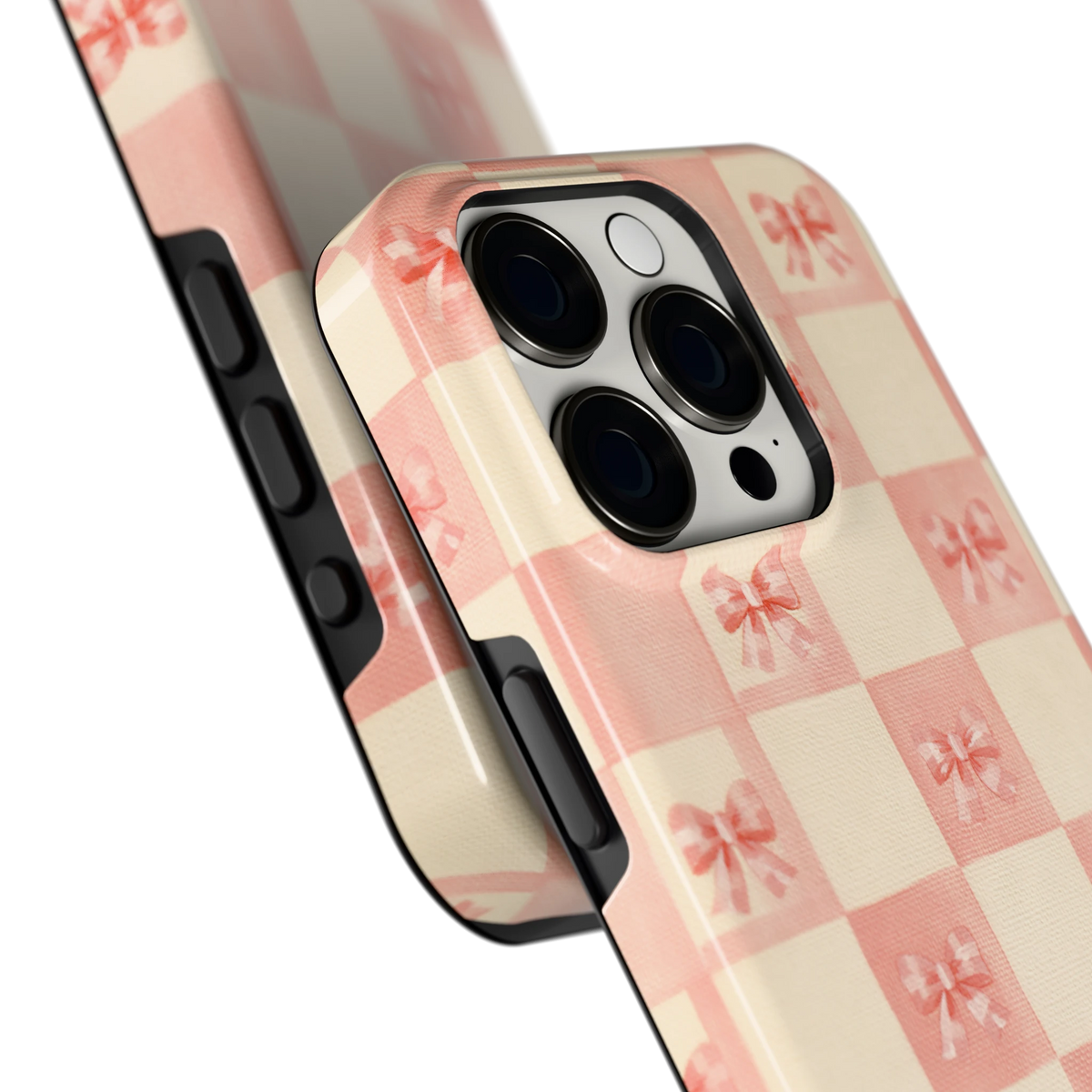 Roze strikjesgeruit hoesje voor iPhone 15 Pro, close-up