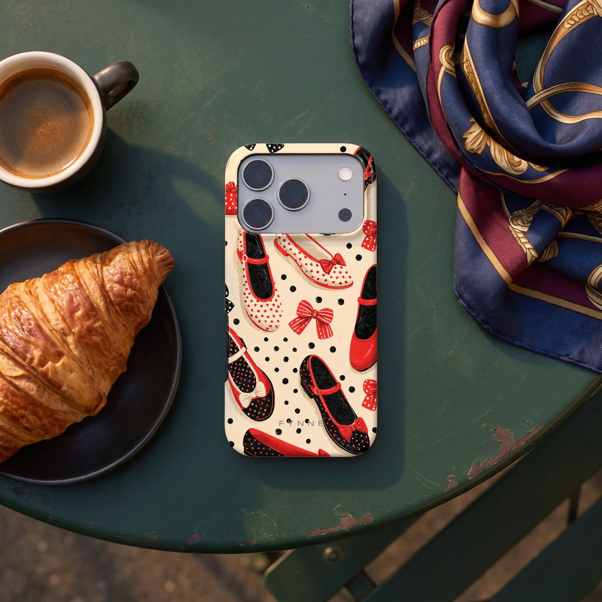 Stippen Ballerina's hoesje op een iPhone 17 Pro, uit The Parisian Chic Collection