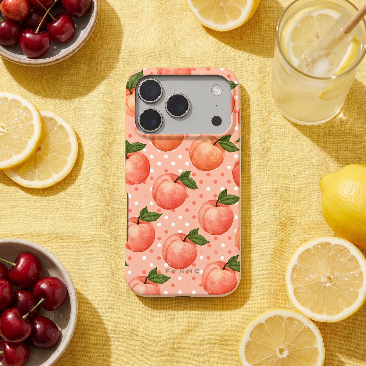 Perziken met stippen hoesje op een iPhone 17 Pro, uit The Fruit Collection