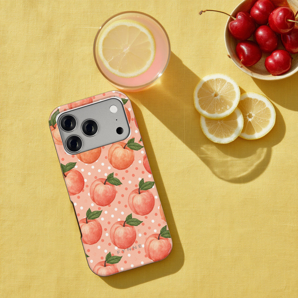 Perziken met stippen hoesje op een iPhone 17 Pro, uit The Fruit Collection