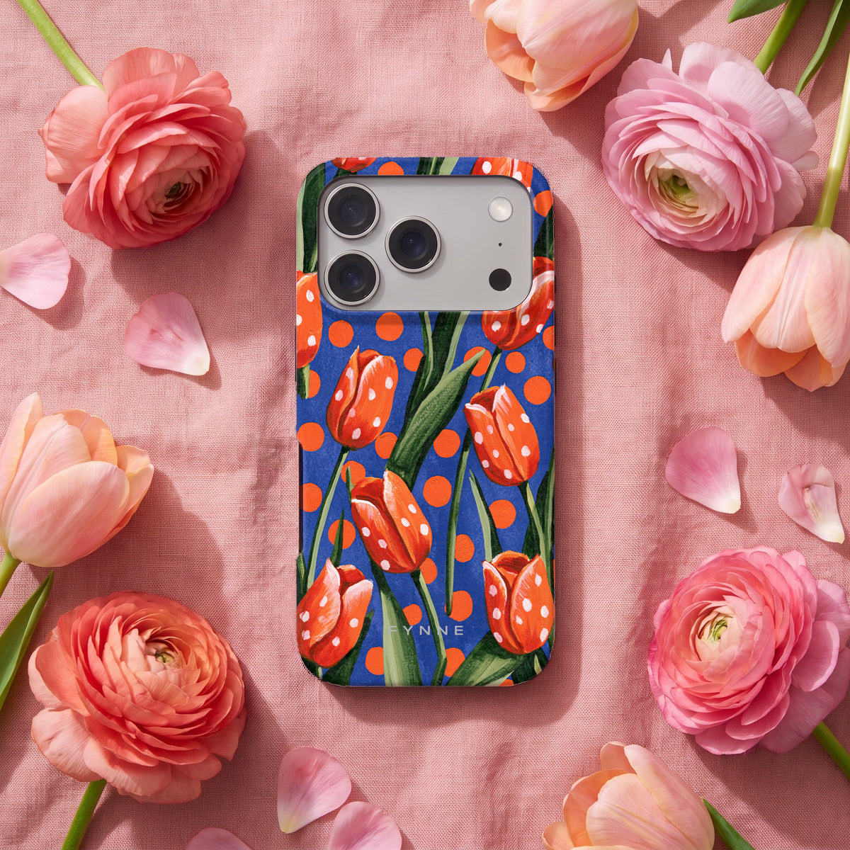 Tulpen met stippen hoesje op een iPhone 17 Pro, uit The Flower Collection
