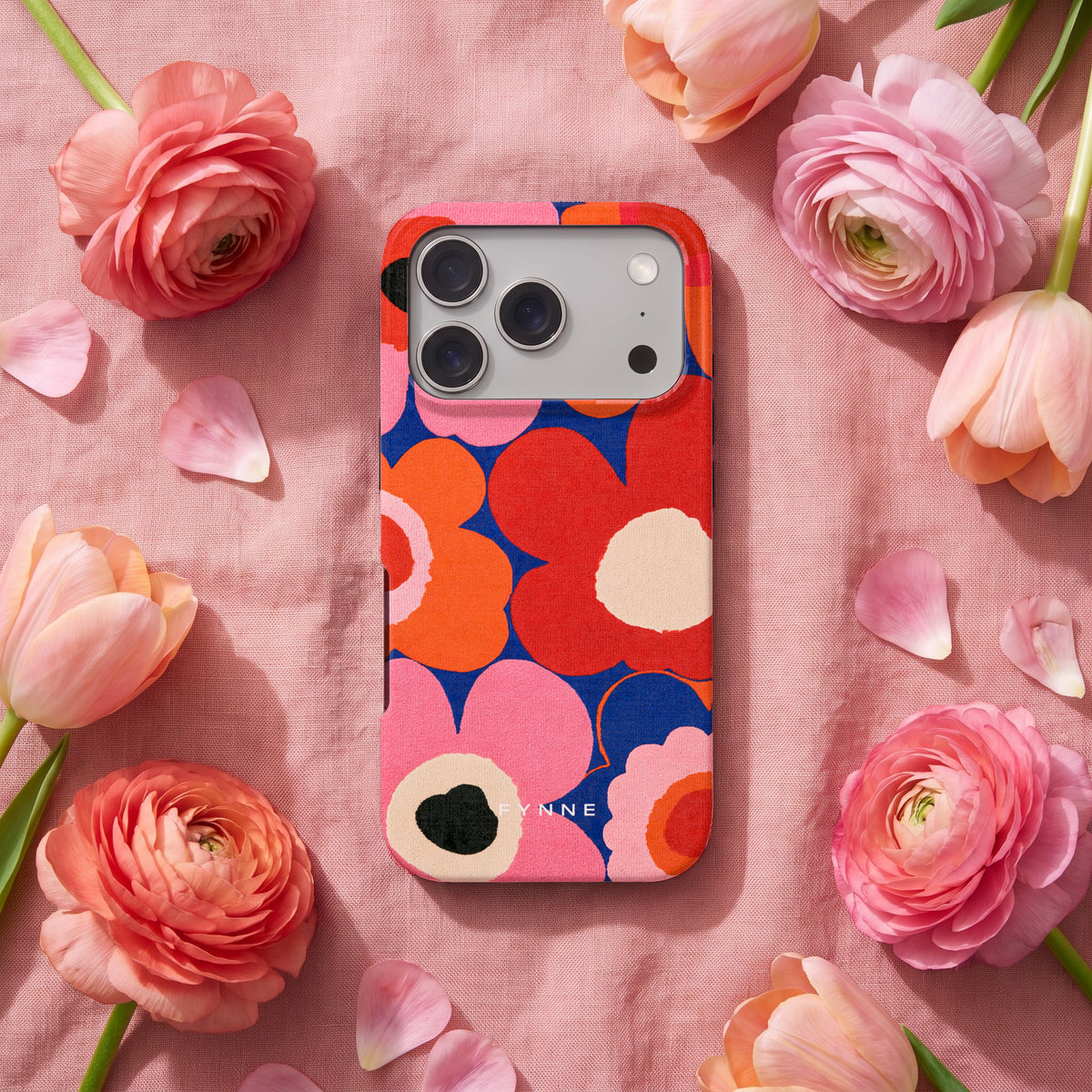 Klaproos Pop hoesje op een iPhone 17 Pro, uit The Flower Collection