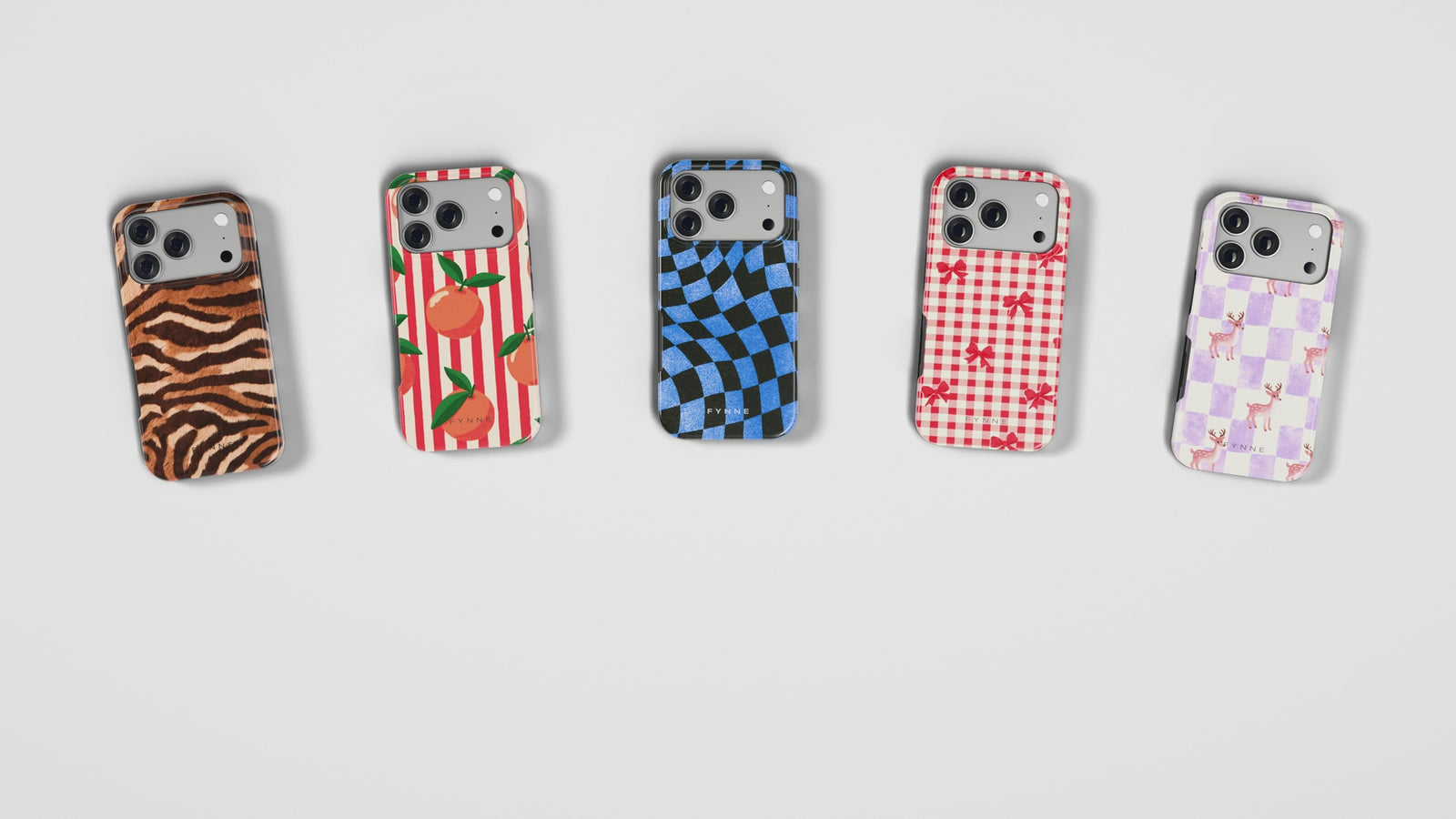 Vijf telefoonhoesjes op een witte studiovloer die een voor een wegpoppen en weer terugkomen