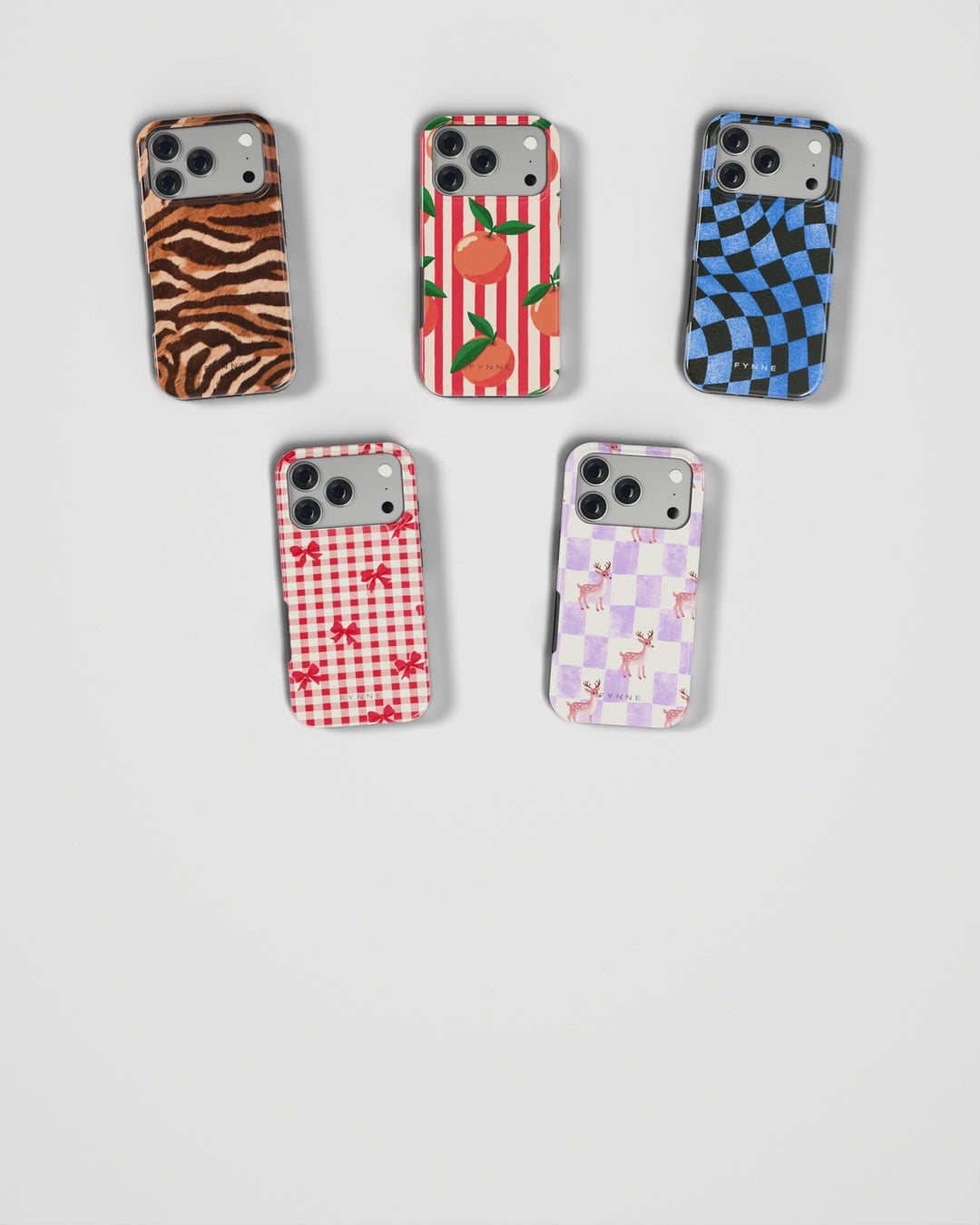 Vijf telefoonhoesjes op een witte studiovloer die een voor een wegpoppen en weer terugkomen