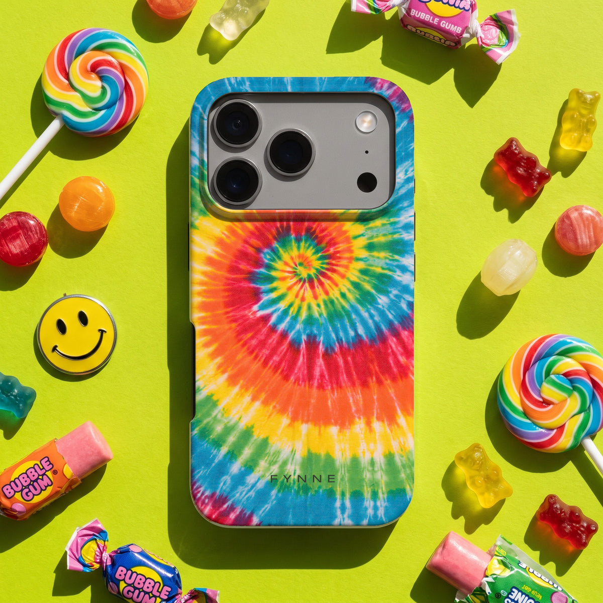 Regenboogspiraal hoesje op een iPhone 17 Pro, uit The Funky Collection