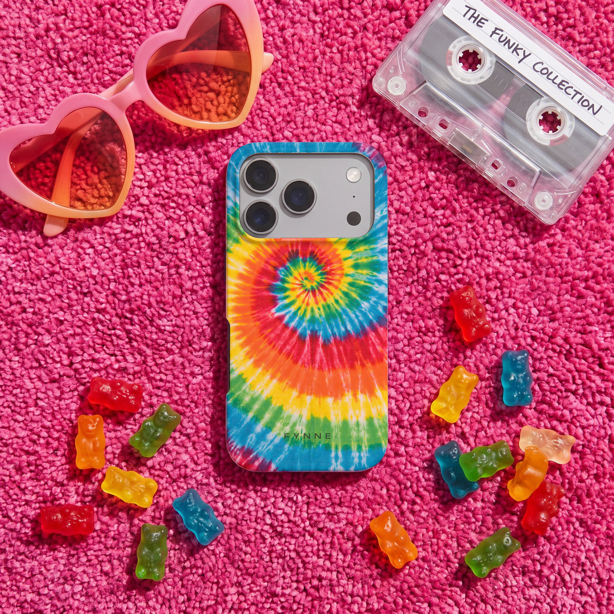 Regenboogspiraal hoesje op een iPhone 17 Pro, uit The Funky Collection