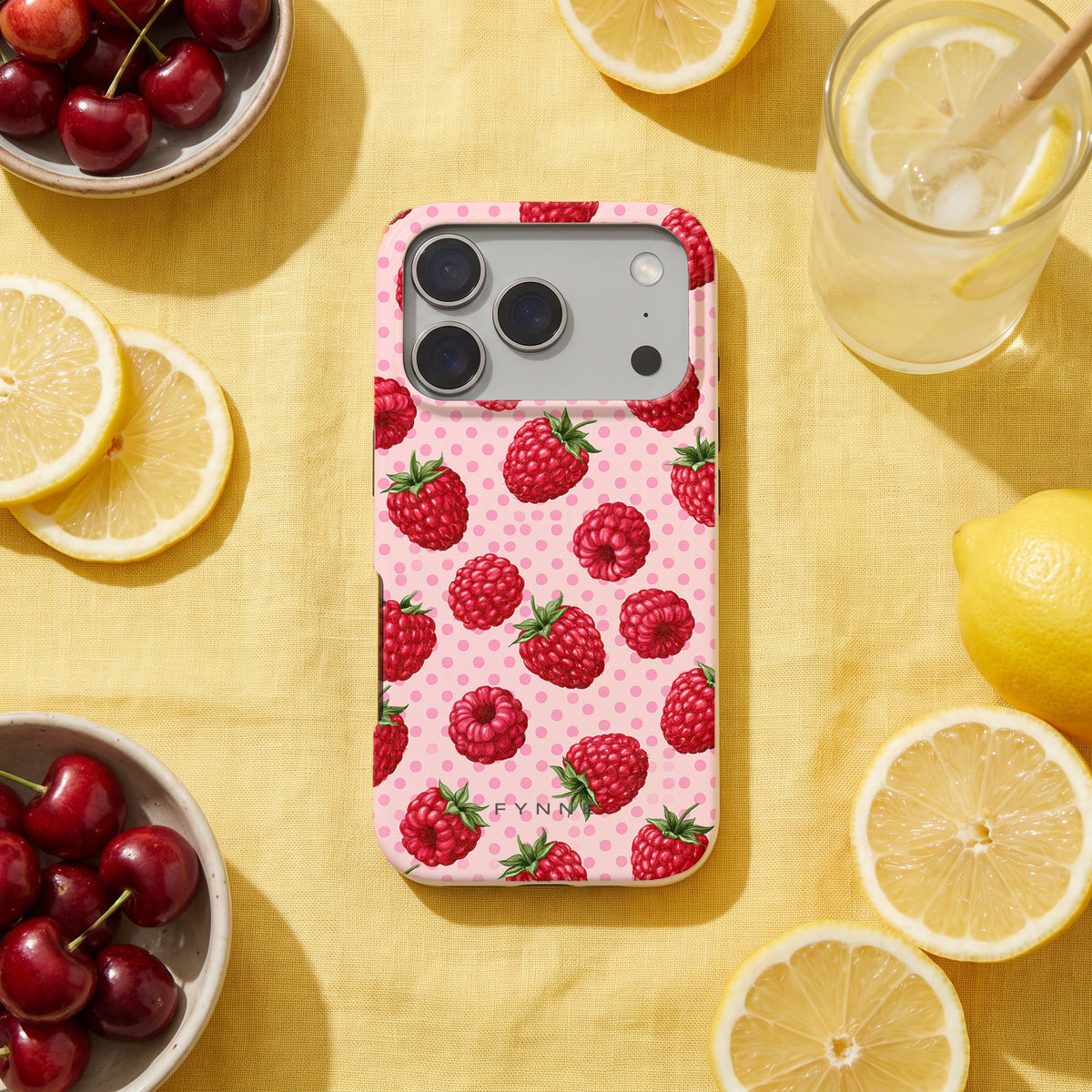 Frambozen Stippen hoesje op een iPhone 17 Pro, uit The Fruit Collection