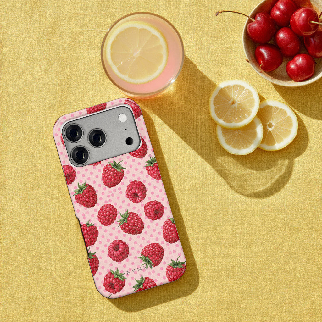 Frambozen Stippen hoesje op een iPhone 17 Pro, uit The Fruit Collection