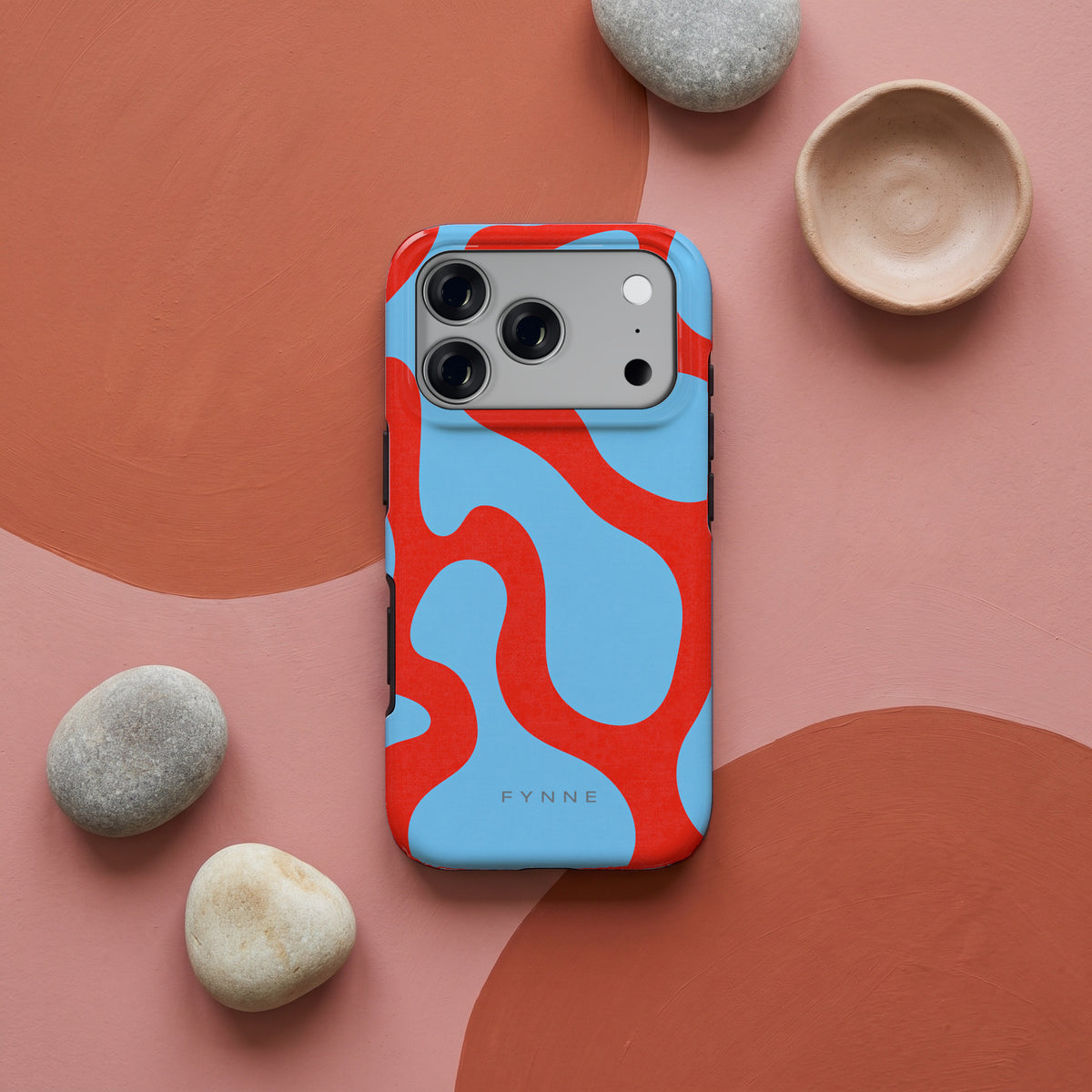Rode Blobs hoesje op een iPhone 17 Pro, uit The Duo Collection