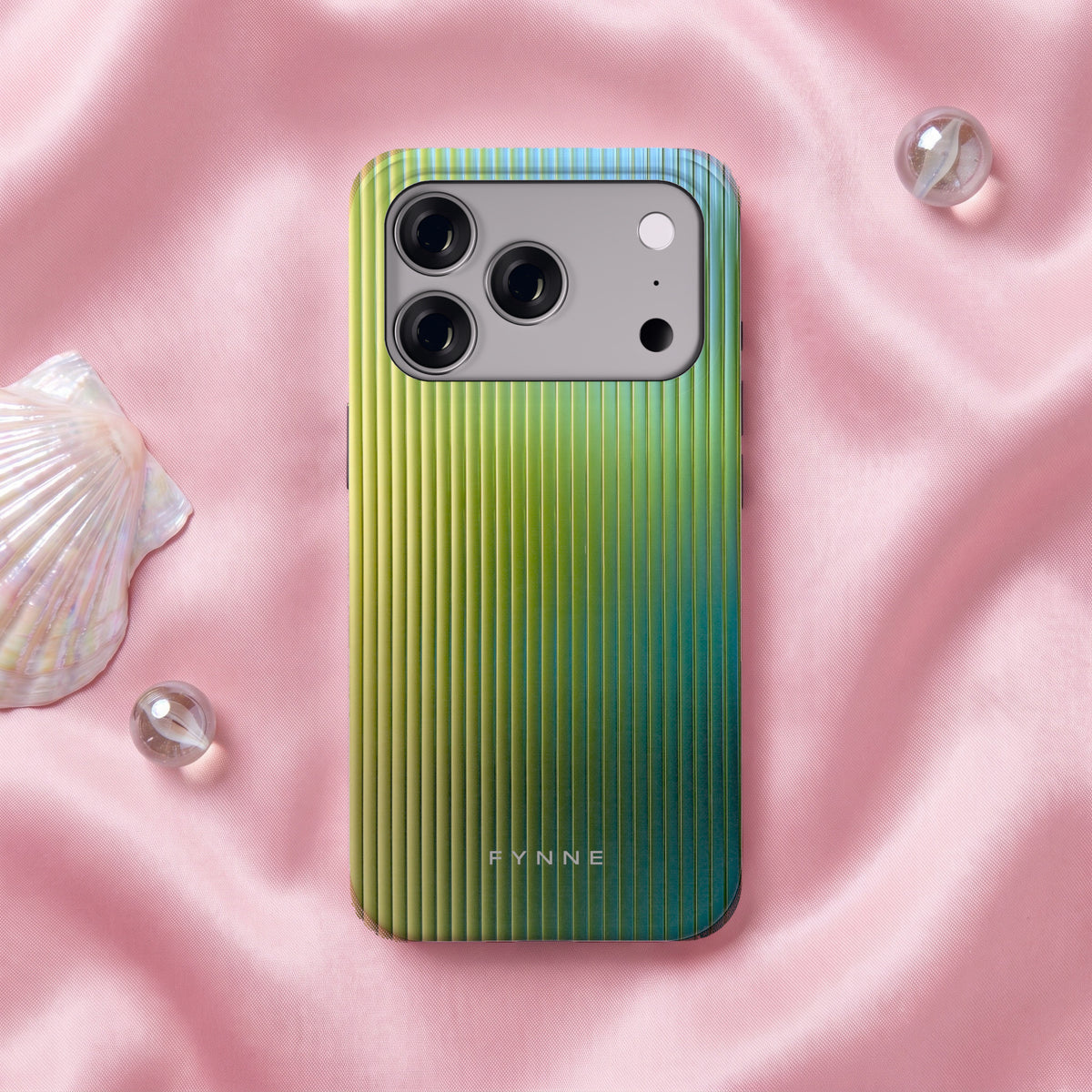 Geribbelde kleurgloed hoesje op een iPhone 17 Pro, uit The Dream Collection