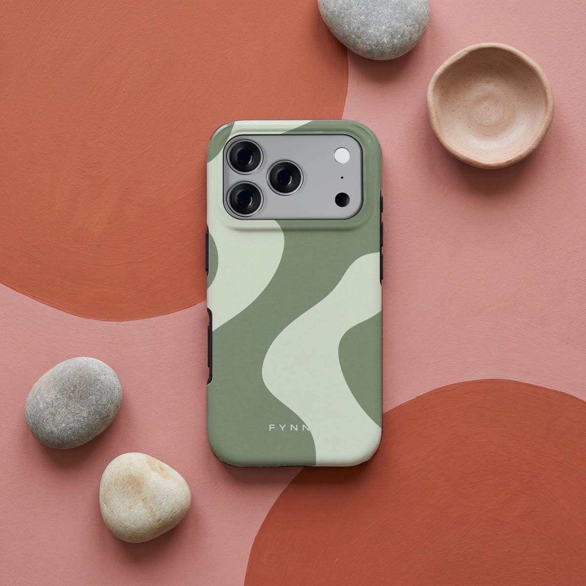 Saliegroene Vlekken hoesje op een iPhone 17 Pro, uit The Duo Collection