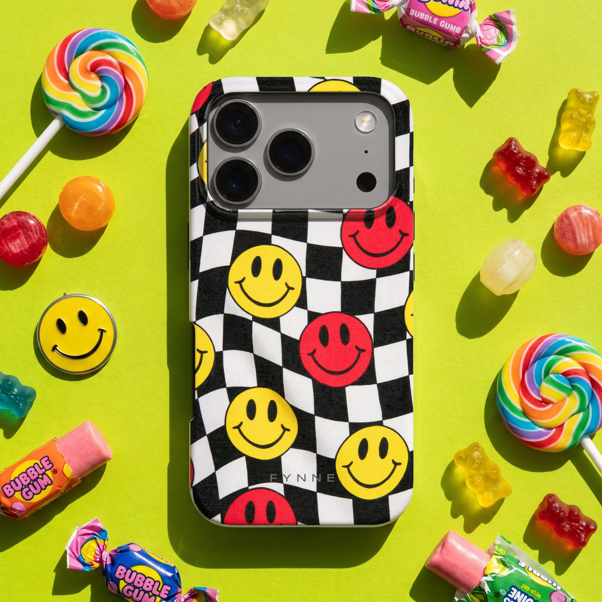 Smiley Geruit hoesje op een iPhone 17 Pro, uit The Funky Collection