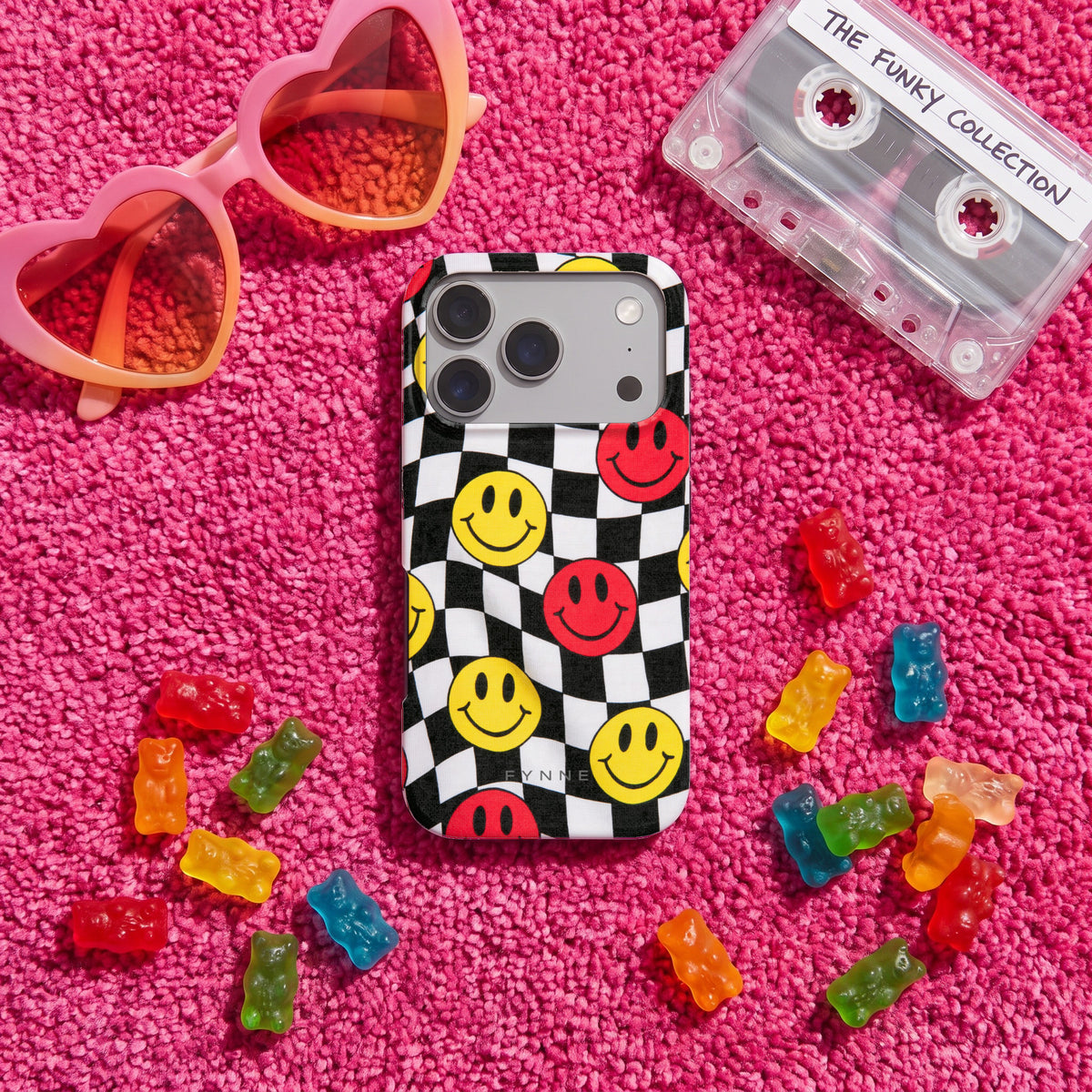 Smiley Geruit hoesje op een iPhone 17 Pro, uit The Funky Collection