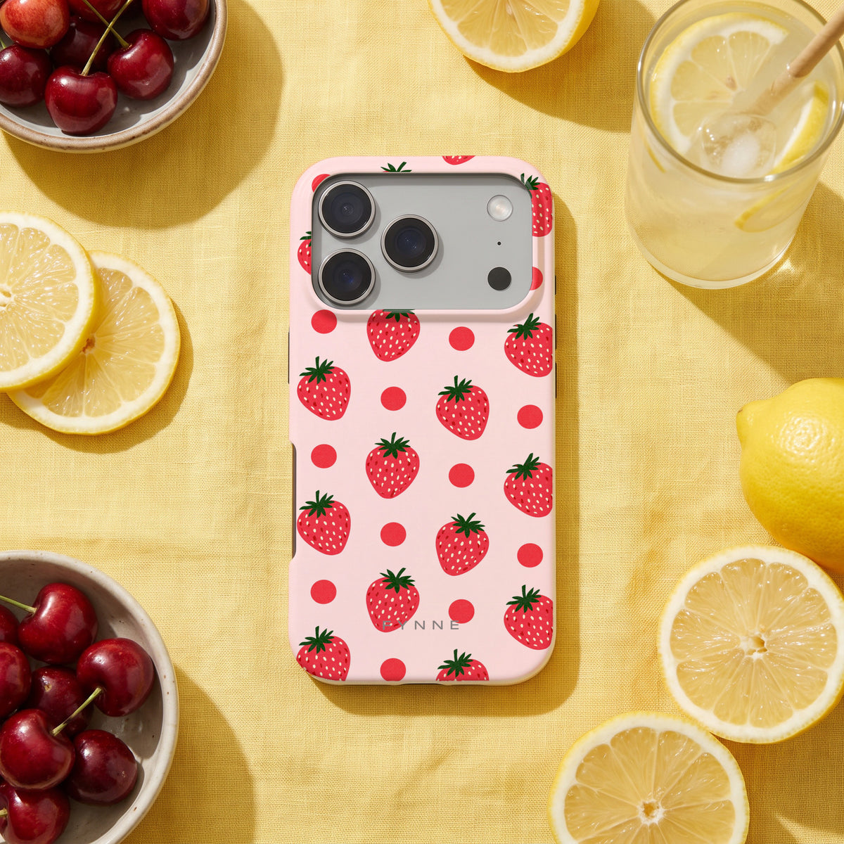 Aardbeien en Stippen hoesje op een iPhone 17 Pro, uit The Fruit Collection