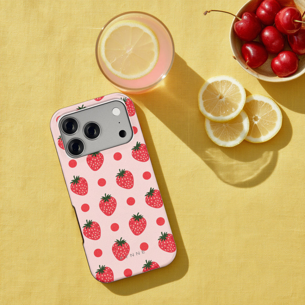 Aardbeien en Stippen hoesje op een iPhone 17 Pro, uit The Fruit Collection