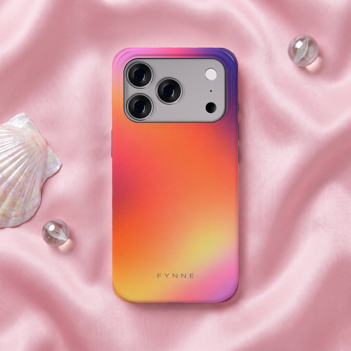 Zonsondergang Gloed hoesje op een iPhone 17 Pro, uit The Dream Collection