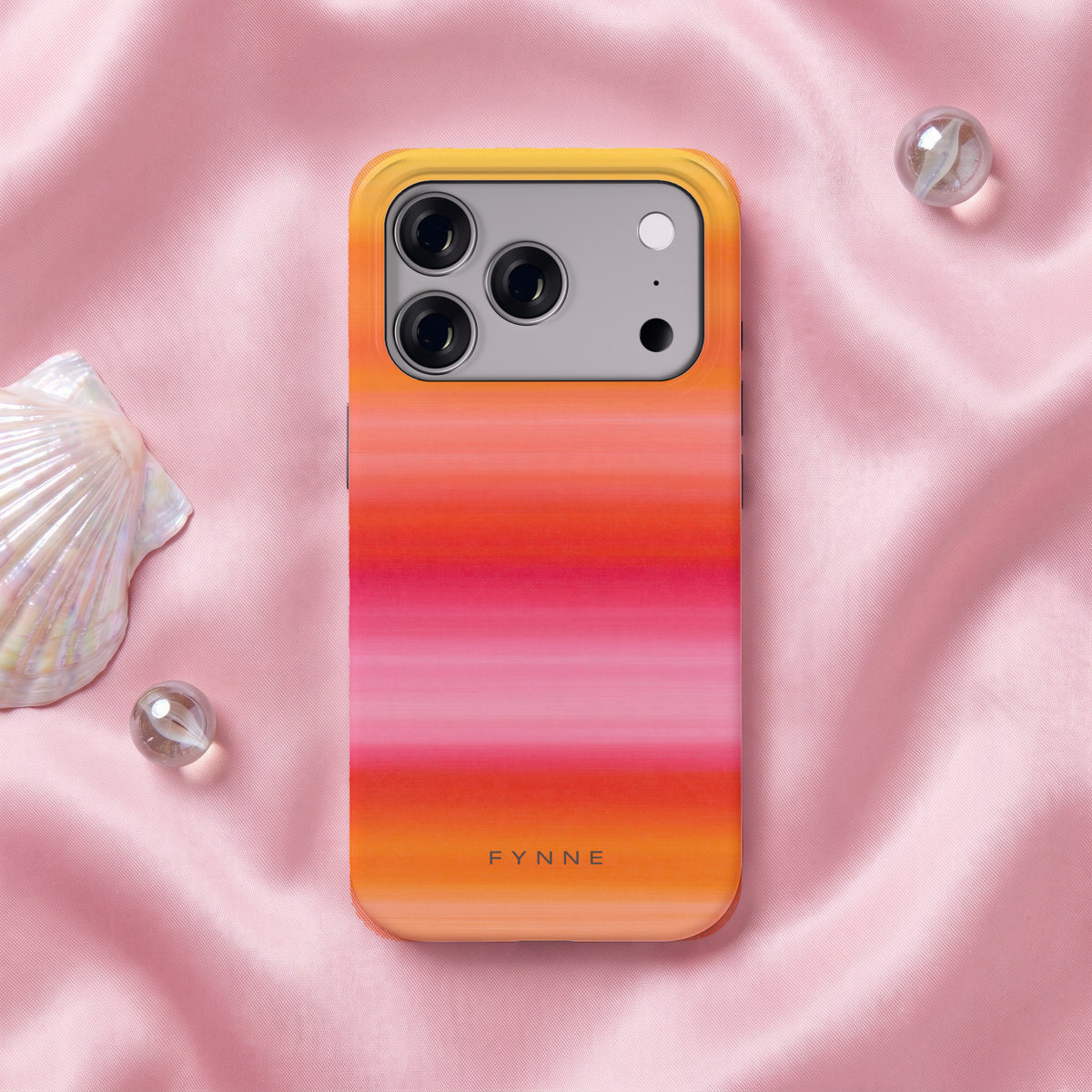 Zonsonderganggloed hoesje op een iPhone 17 Pro, uit The Dream Collection
