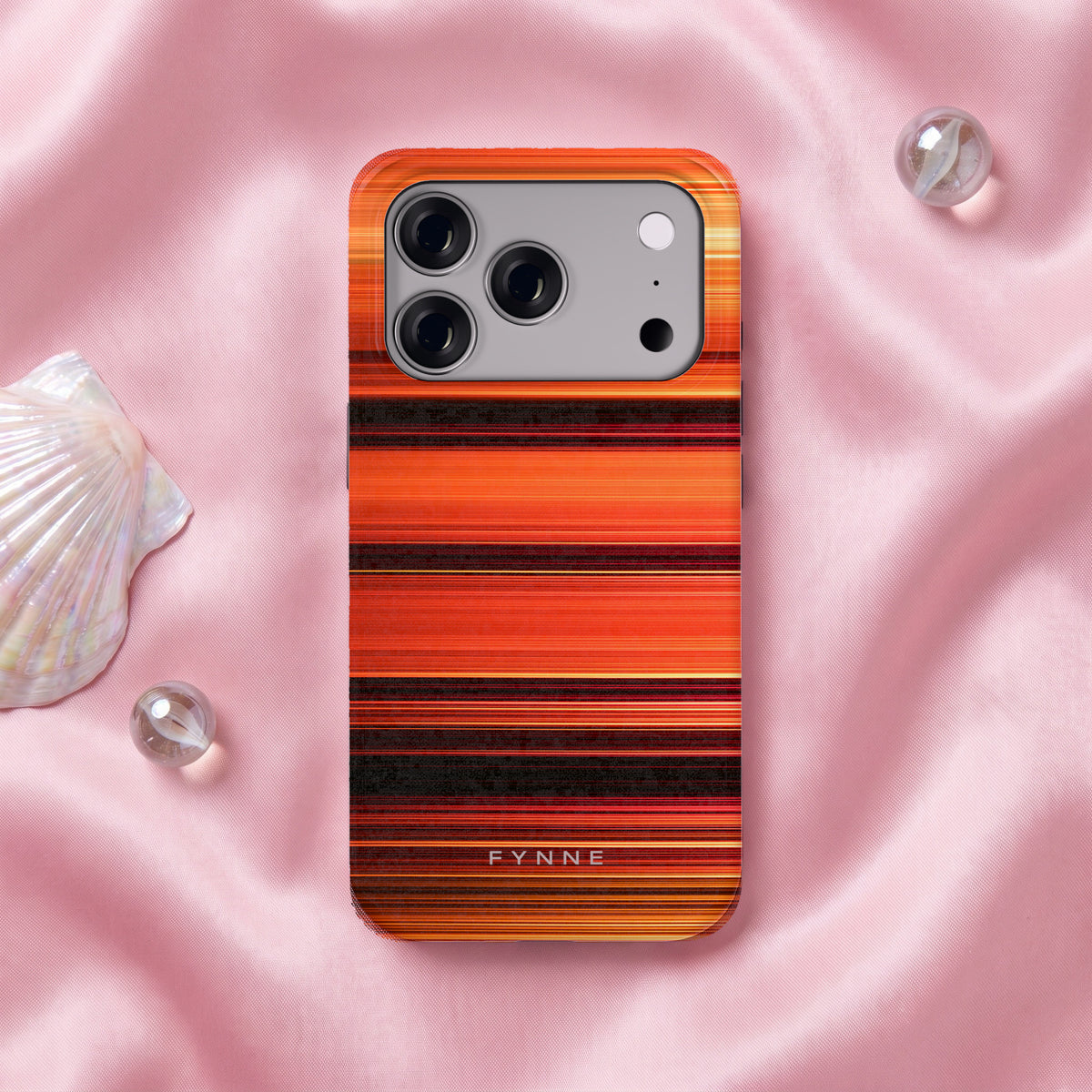 Zonsondergangstrepen hoesje op een iPhone 17 Pro, uit The Dream Collection