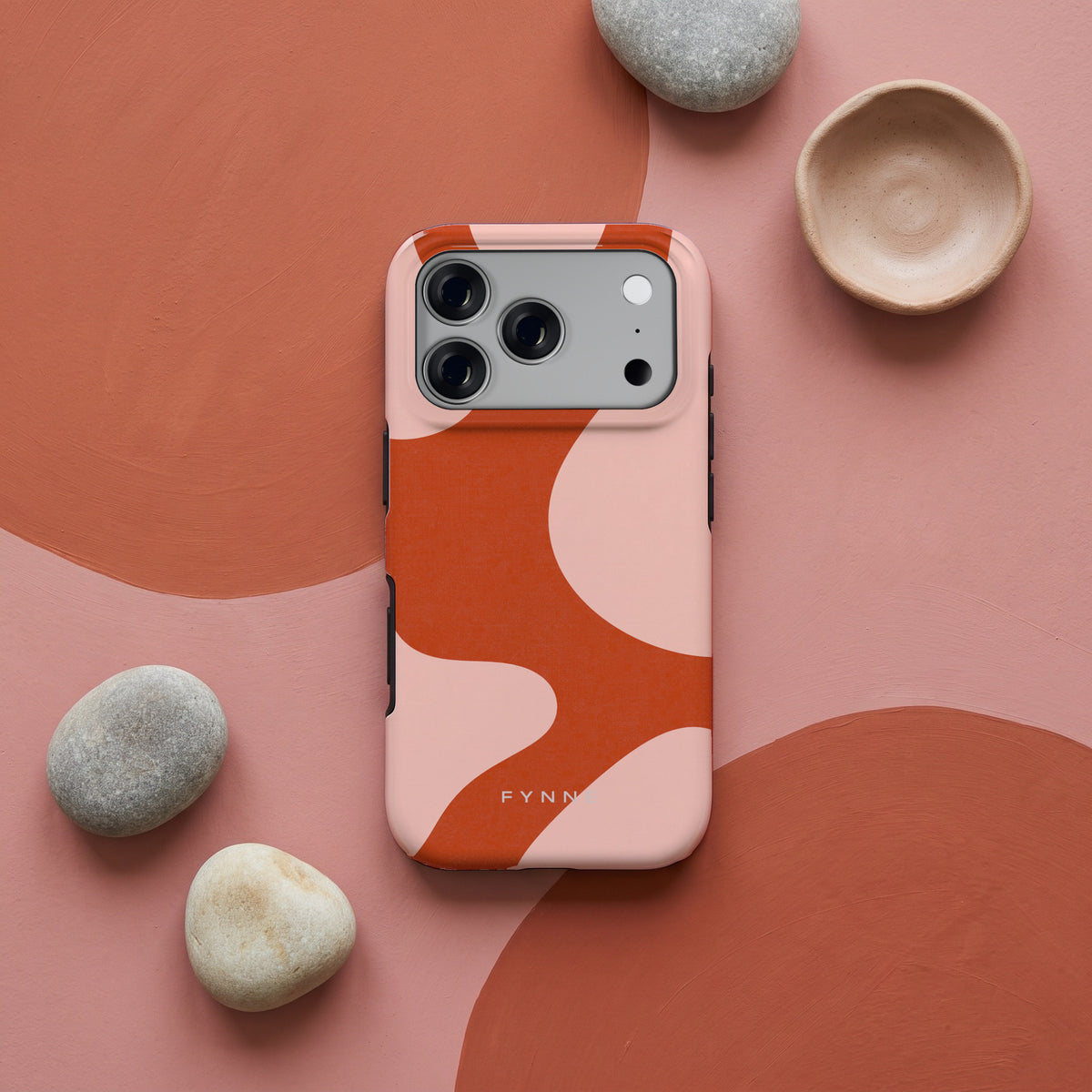 Terracotta Vlekken hoesje op een iPhone 17 Pro, uit The Duo Collection