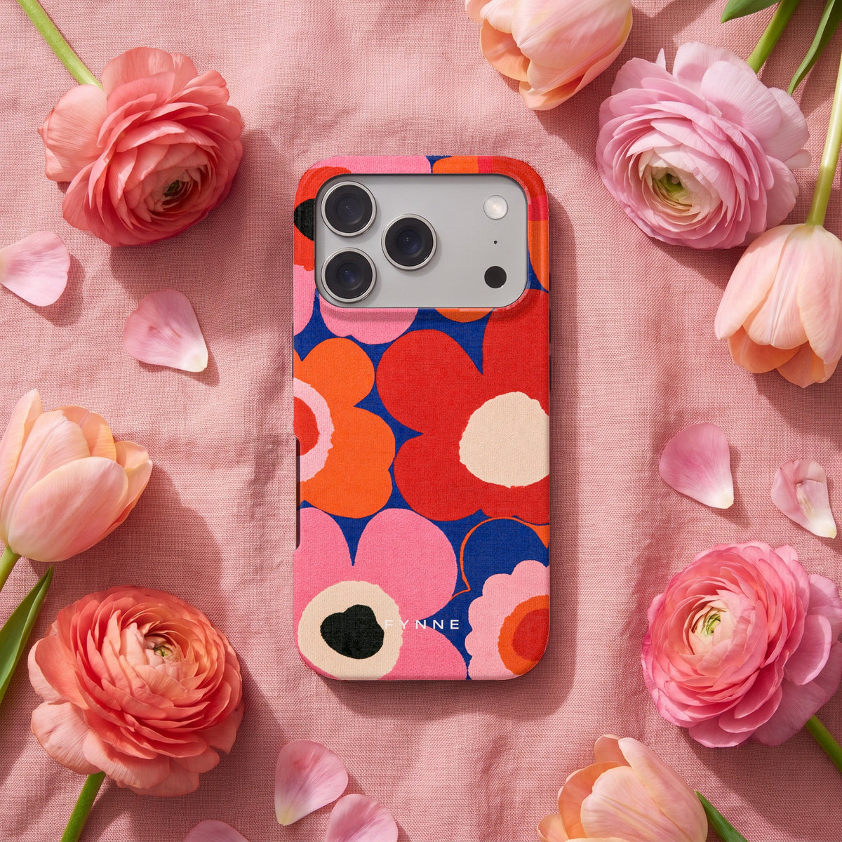 Klaproos Pop hoesje op een iPhone 17 Pro, uit de collectie The Flower Collection
