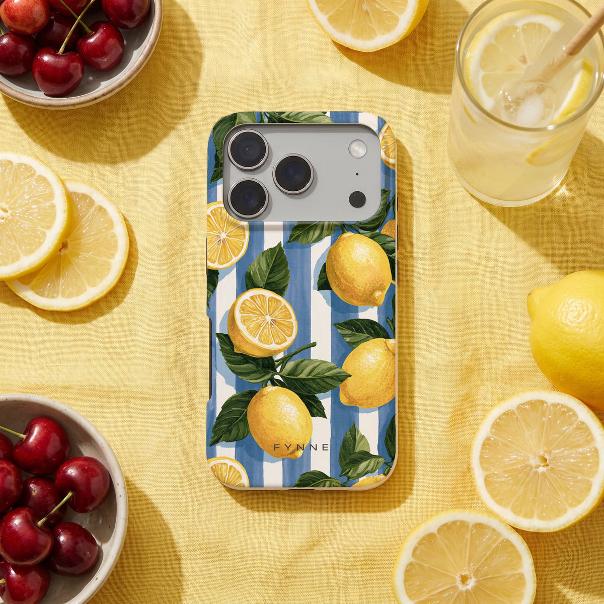 Citroenen op Strepen hoesje op een iPhone 17 Pro, uit de collectie The Fruit Collection