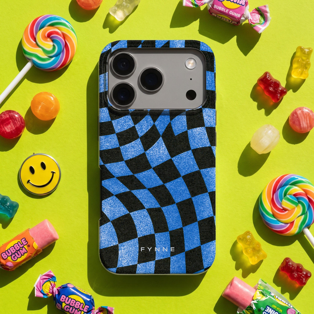 Golvend blauw dambord hoesje op een iPhone 17 Pro, uit de collectie The Funky Collection