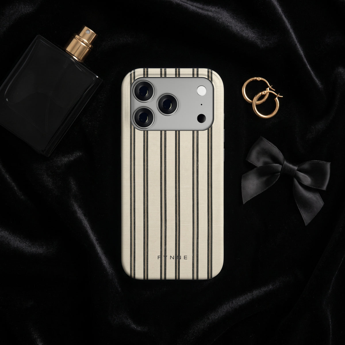 Klassieke Strepen hoesje op een iPhone 17 Pro, uit The Noir Collection
