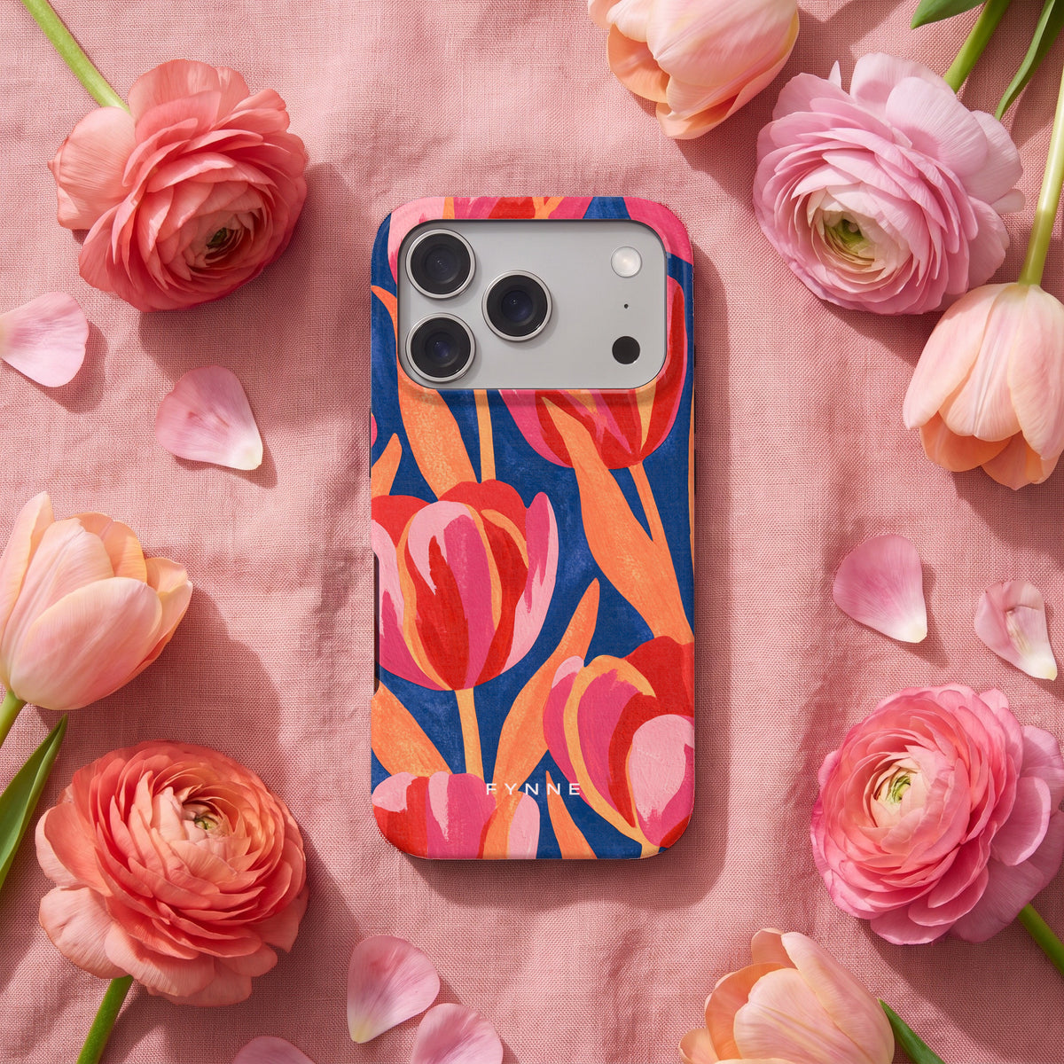 Geschilderde tulpen hoesje op een iPhone 17 Pro, uit The Flower Collection
