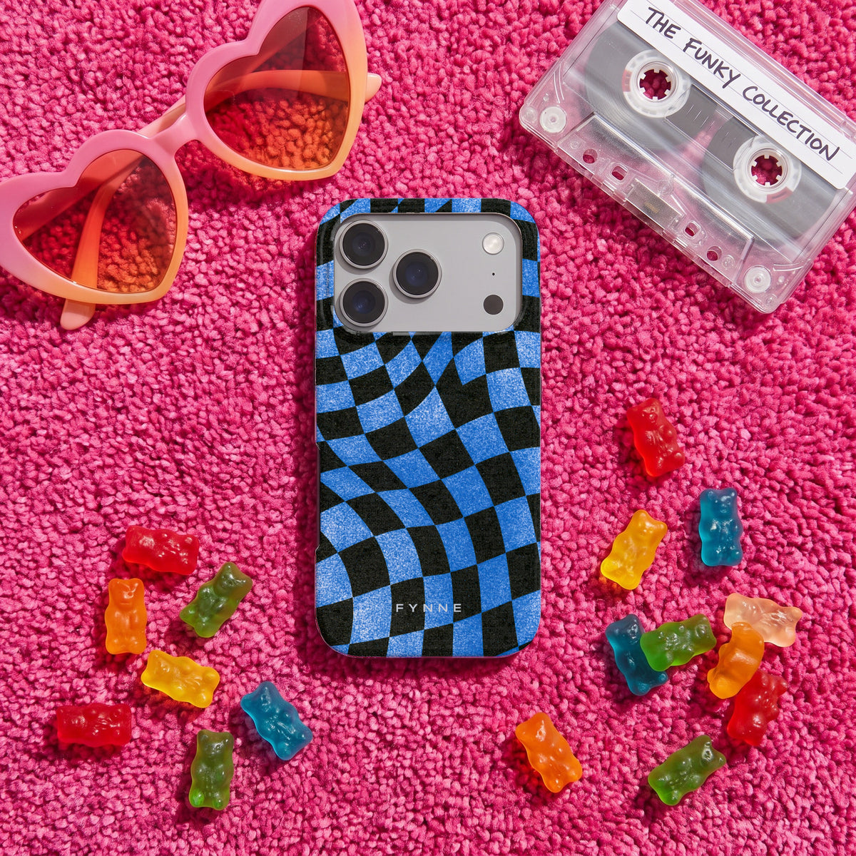 Golvend blauw dambord hoesje op een iPhone 17 Pro, uit The Funky Collection