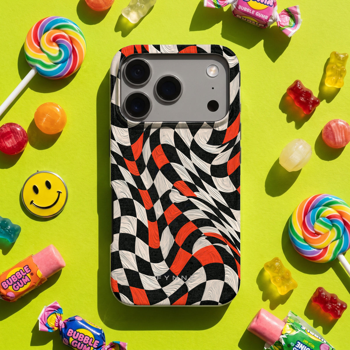 Kronkelend dambord hoesje op een iPhone 17 Pro, uit The Funky Collection