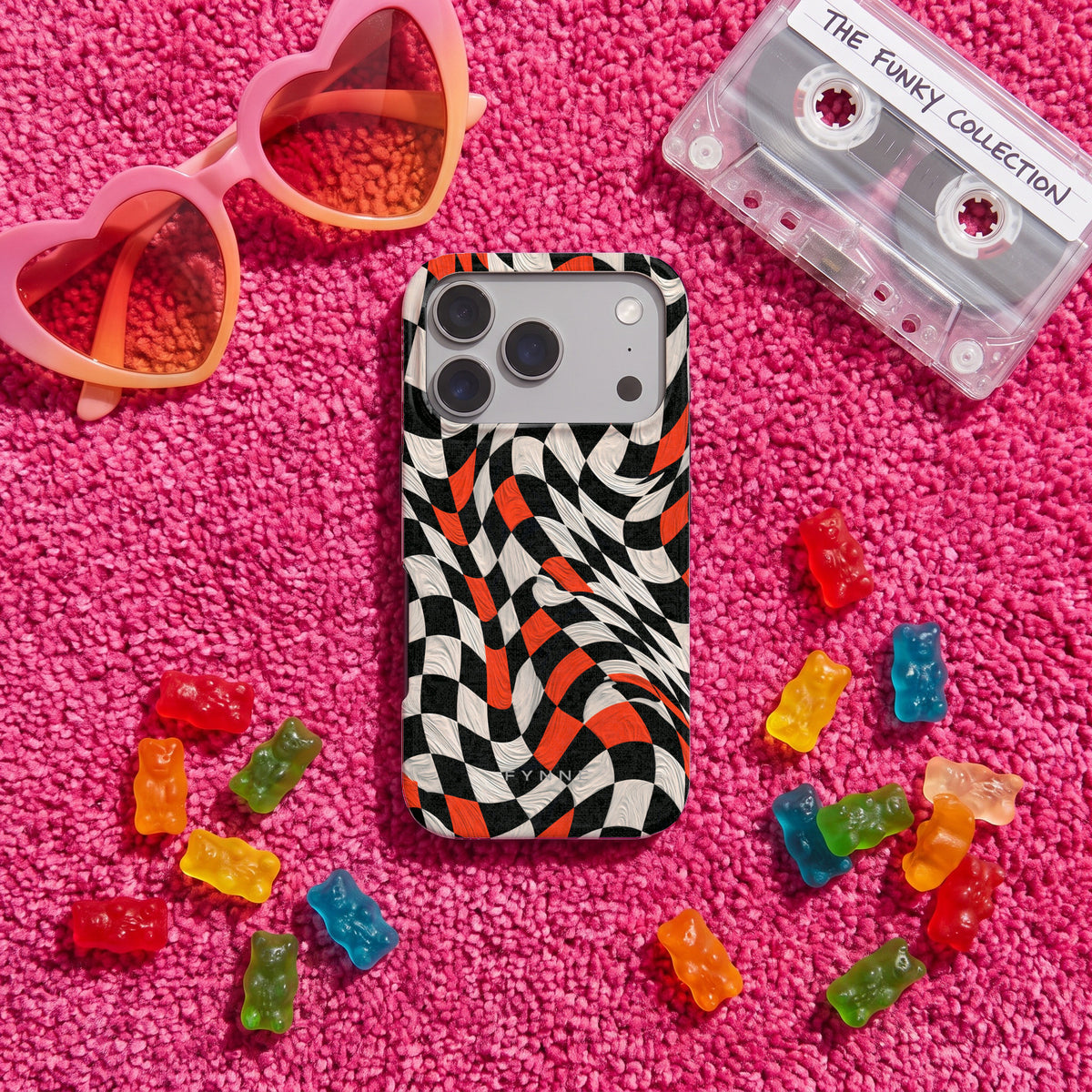 Kronkelend dambord hoesje op een iPhone 17 Pro, uit The Funky Collection