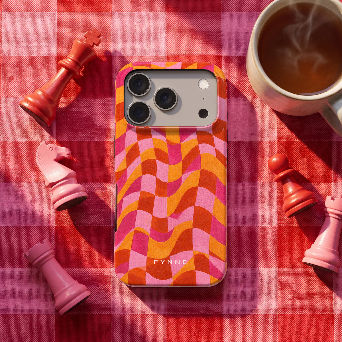 Golvende Blokken hoesje op een iPhone 17 Pro, uit The Chess Collection