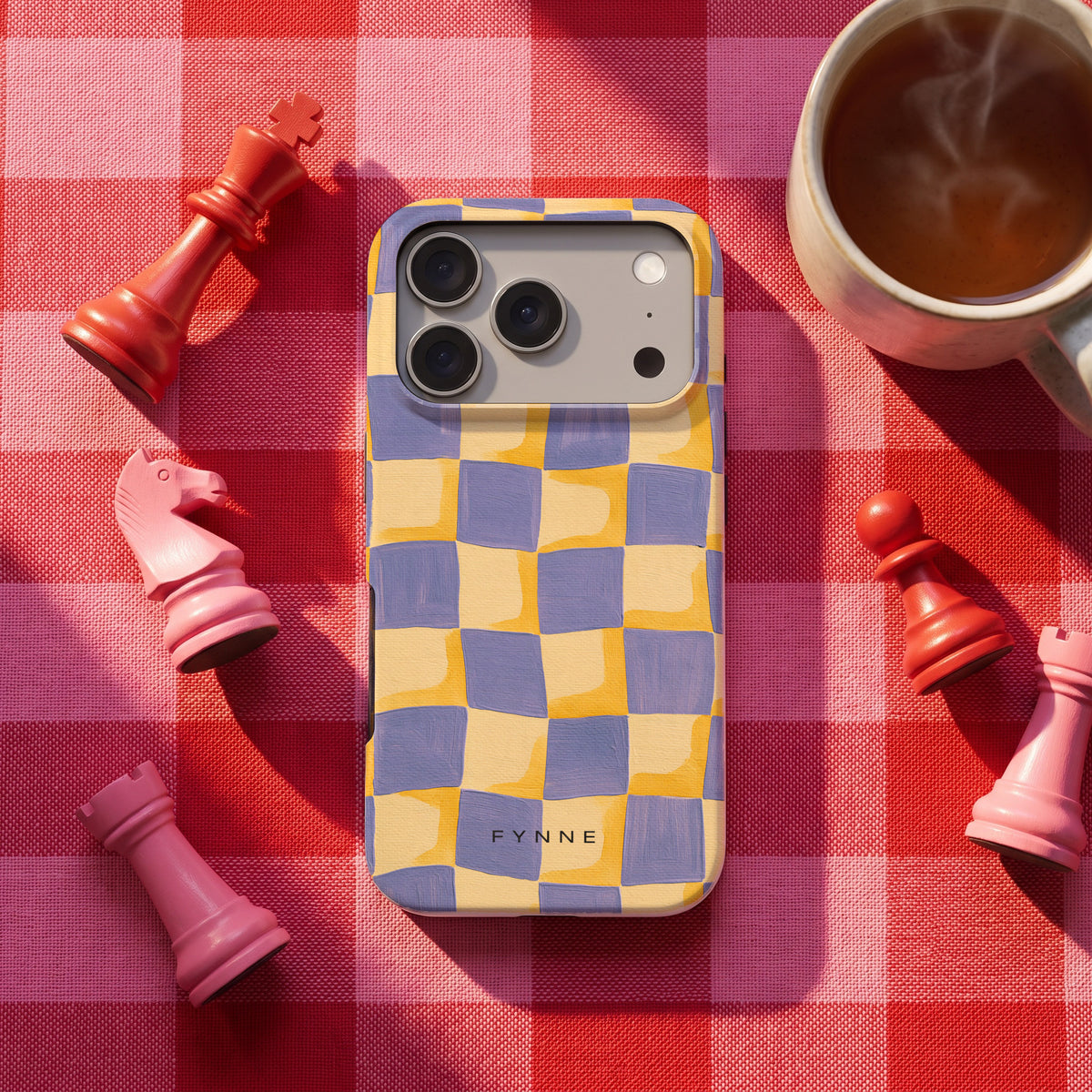 Golvend Dambord hoesje op een iPhone 17 Pro, uit The Chess Collection